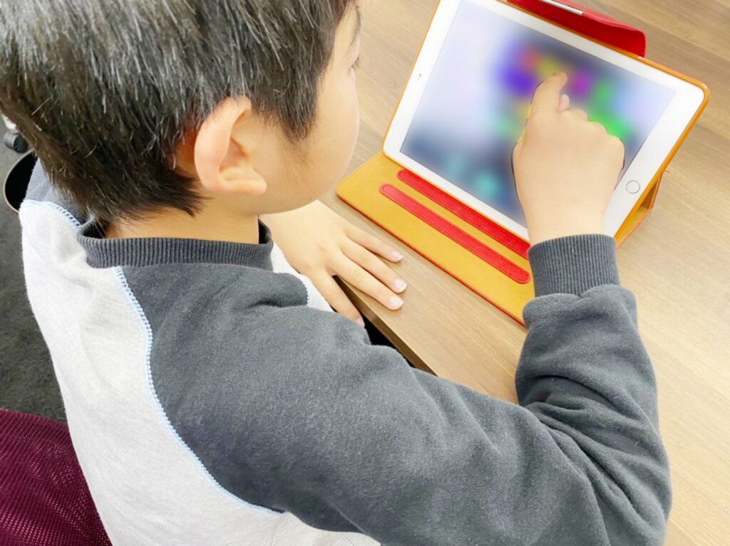 プログラミング　小学生　男の子　タブレット　ipad