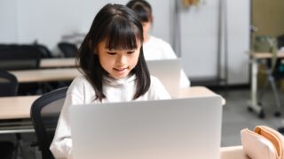 小学生のプログラミングは何歳から？始めどきと失敗しない最初の一歩を解説